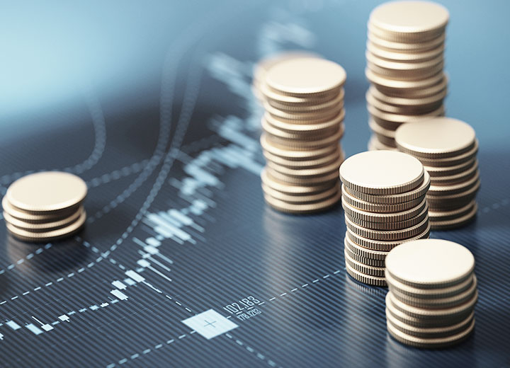 Pilhas de moedas sentadas em um fundo de gráfico financeiro azul