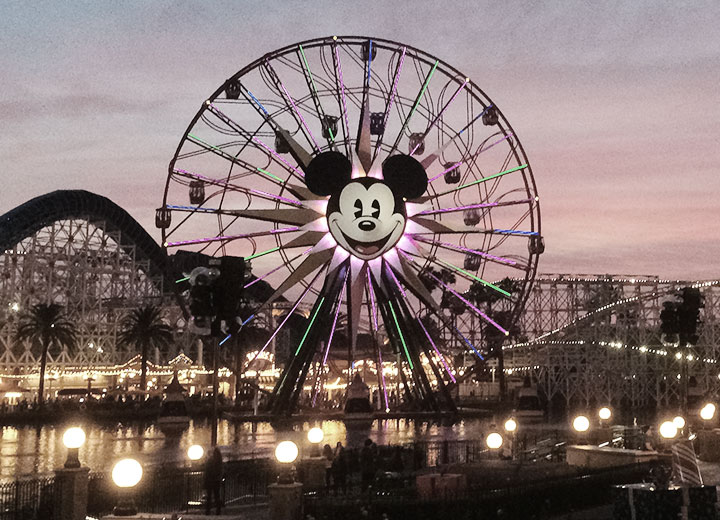 Imagem da roda gigante com a imagem do Mickey mouse na Califórnia