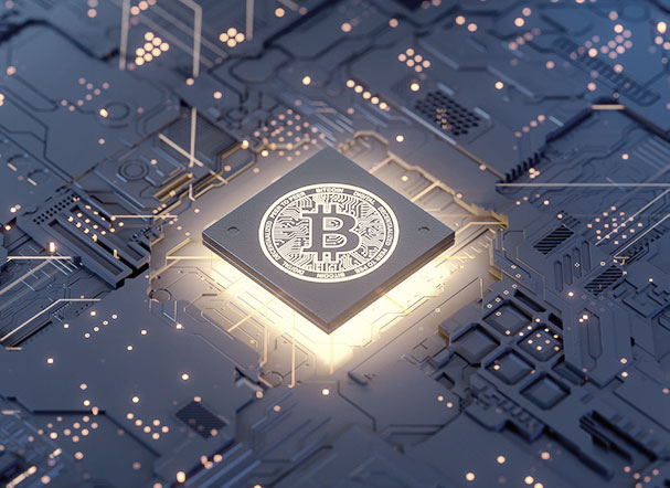 ilustração de chip com logomarca do Bitcoin dourada e brilhante estampada