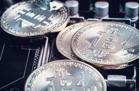 Imagem ilustrativa de moedas com o logo do bitcoin gravado