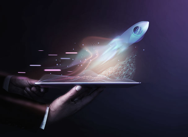 Imagem ilustrativa. Representação gráfica de um foguete saindo de um tablet