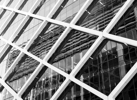 Visão lateral de prédio com estrutura espelhada
