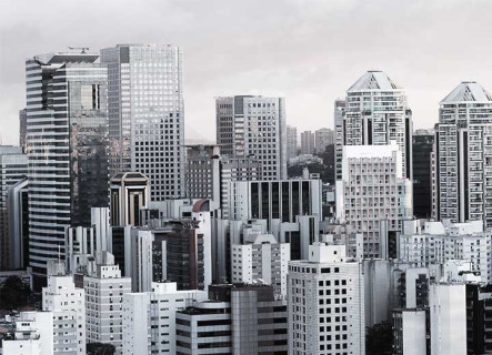 Visão superior da cidade de São Paulo, em preto e branco, com vários edifícios de diferentes tamanhos lado a lado