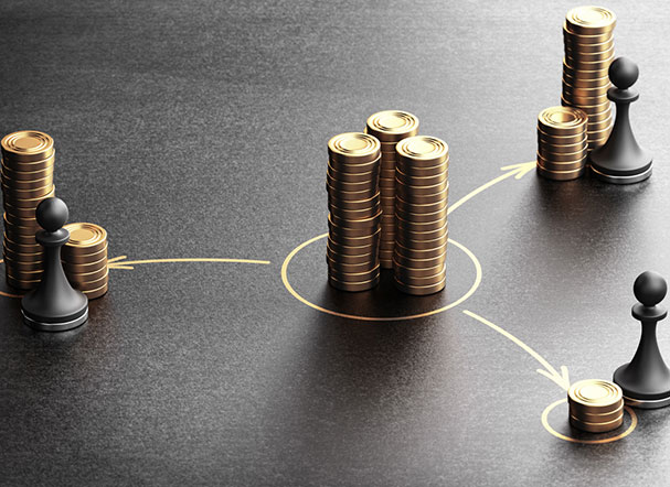 Imagem ilustrativa de pilhas de moedas com peças de xadrez ao lado