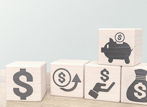 Cubos de madeira 3D com impressões gráficas de símbolos representando dinheiro