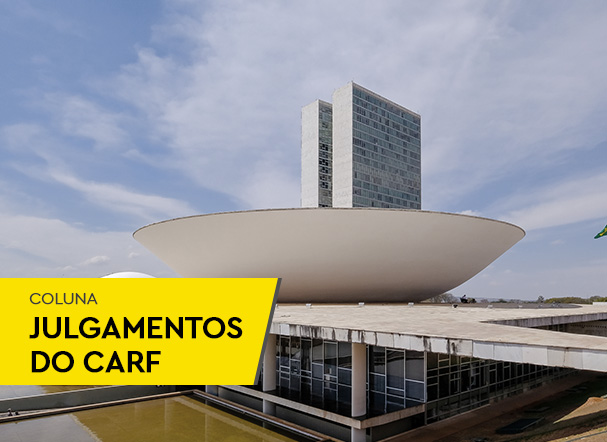 Visão superior do Congresso Nacional, em Brasilia. No canto esquerdo, faixa amarela com a frase: Coluna julgamentos do Carf